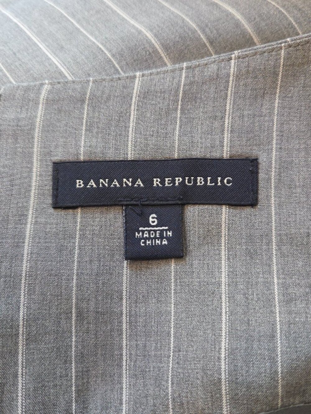 Banana Republic Silk Gray Pinstripe Skirt Size 6 - Picture 4 of 6